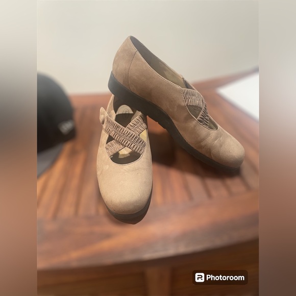 ROCKPORT Suede Upper Mary Jane flats. Tried on but never worn. NWOT no flaws - Picture 1 of 9